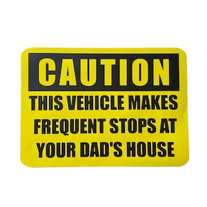 以下が含まれることがあります： 「注意 この車はあなたの父親の家によく立ち寄ります」と書かれた黒い文字の黄色い警告標識