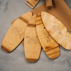 Handmade Balance Board mit Lasergravur I inkl. Korkrolle & Ständer I Ideal für Kinder und Erwachsene I Surfen, Wackelbrett, Skateboard, Holz Bild 2