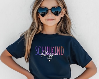 Geschenk Schulanfang 2026, Personalisierbares T-Shirt für Schulkinder mit Namen, Einschulung, erster Schultag, Kindergartenabschied