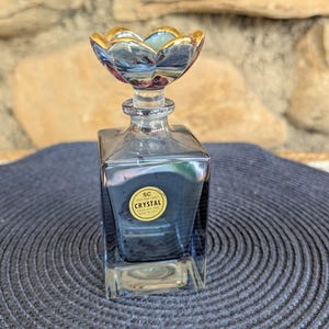 Vintage italienische irisierende Bleikristall-Parfümflasche, blaue quadratische Karaffe, goldener Blumenstopfen