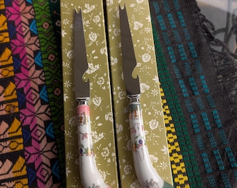 1950s Sheffield England Regent Bar Knives – Pair (Pink & Green Porcelain Handles, With Original Boxes)