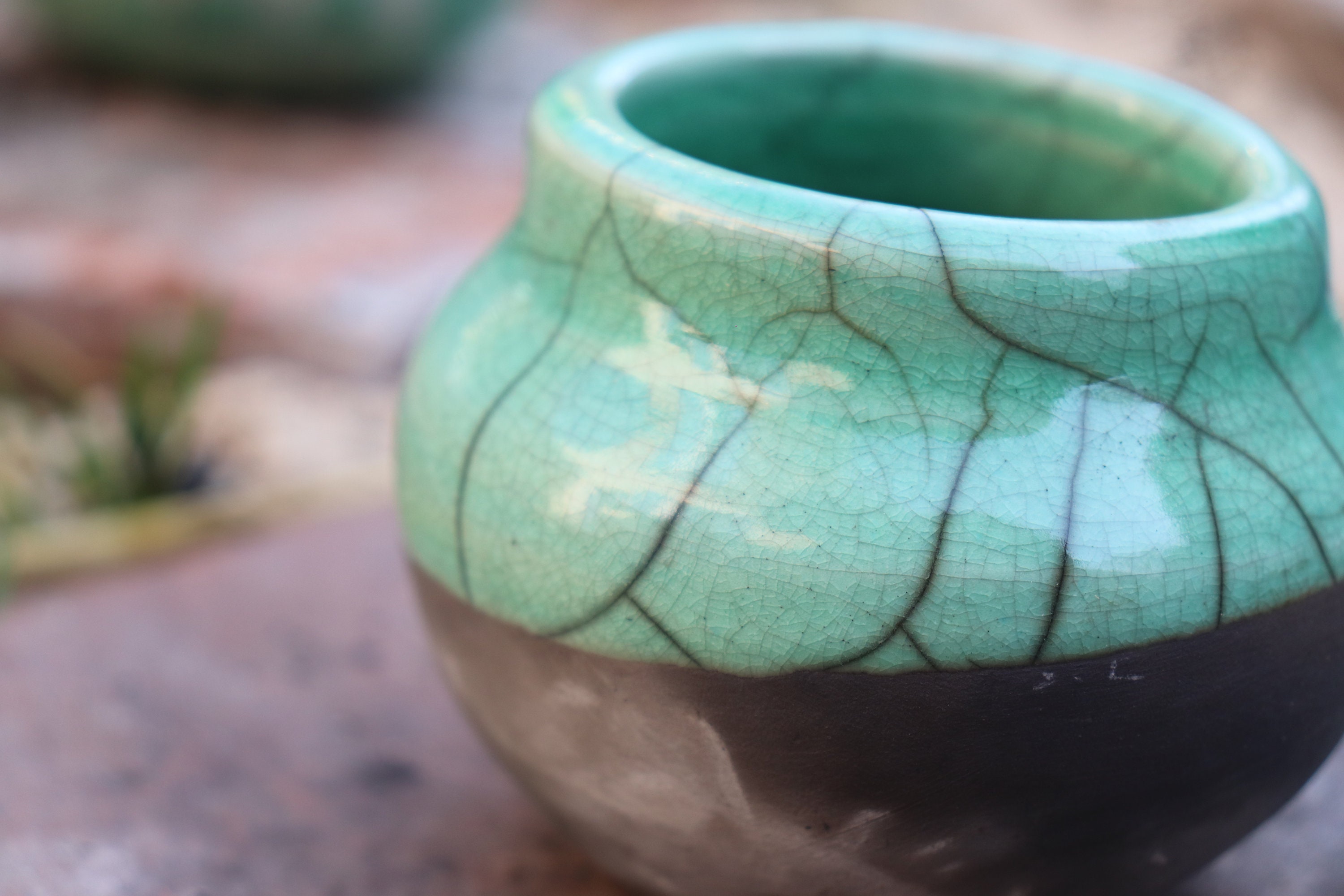 Petit Pot Vert et Noir en Raku