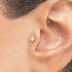 Orecchino a goccia in oro massiccio 14k con parte posteriore piatta / Orecchini a bottone in oro delicato / Orecchini abbinati / Orecchini a bottone con elica / Orecchini a conchiglia / Piercing all'orecchio in oro / Regalo