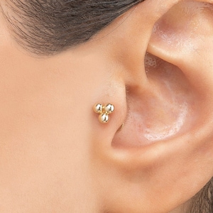 Hypoallergene piercing met drie kralen voor dames | 16 g verzameloorbel met platte achterkant van 14 kt massief goud | Sierlijke gouden tragus | Cadeau voor haar