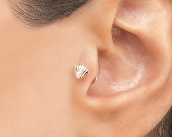 Piercing de concha marina en oro macizo de 14 k / Aretes tipo botón para mujer / Ocean Peace / Tragus minimalista de oro / Arete tipo botón de caracola / Cartílago / Regalo para ella