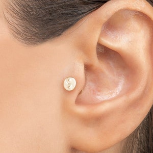Piercing a perno Yin Yang in oro massiccio 14k 16G / Orecchino con parte posteriore piatta / Orecchino con parte posteriore a vite / Piercing all'orecchio in oro / Perno a conchiglia / Perno a elica / Trago