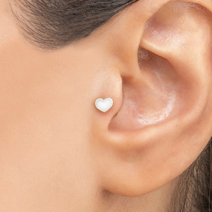 14k Solid Gold Heart Flat Back Ear Ear | Kolorowy kolczyk w kształcie serca | Kolczyk ze śrubką | Złoty piercing do uszu | Delikatny złoty kolczyk | Biżuteria do ciała