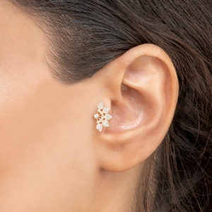 Perforación de oro macizo de 14 quilates, perforación de trago en forma de abanico, perforación de diamante de oro macizo, pendiente de cartílago, pendientes tipo botón, joyería minimalista tipo botón