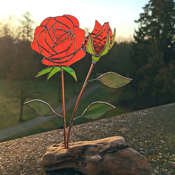 rote Tiffany Glas Rose mit Schwemmholz kombiniert - Tiffanyglas