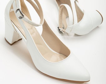 WHITE HEELS SCHUHE, Braut Ankle Heels, weiße Streifen Schuhe, moderne Frauen Vegan Lederschuhe, weiße Schuhe mit mittlerem Absatz, Geschenk für Frau