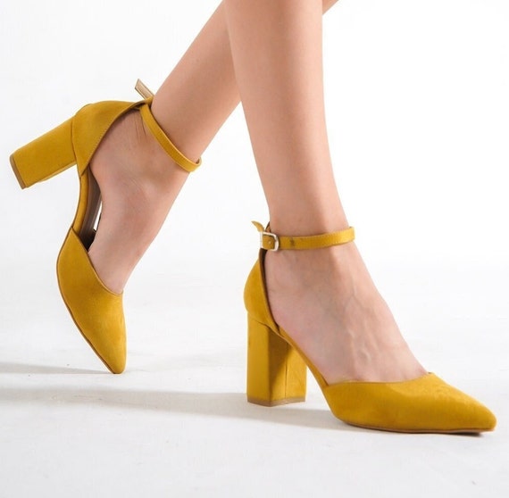 Premium PSD | Yellow fabric high heel shoes elegant on transparent  background