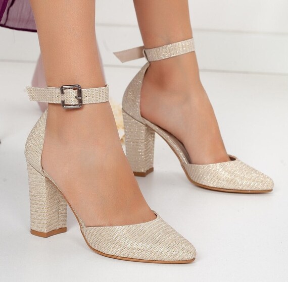 Cream leather shoes with a block heel and an ankle strap - BRAVOMODA