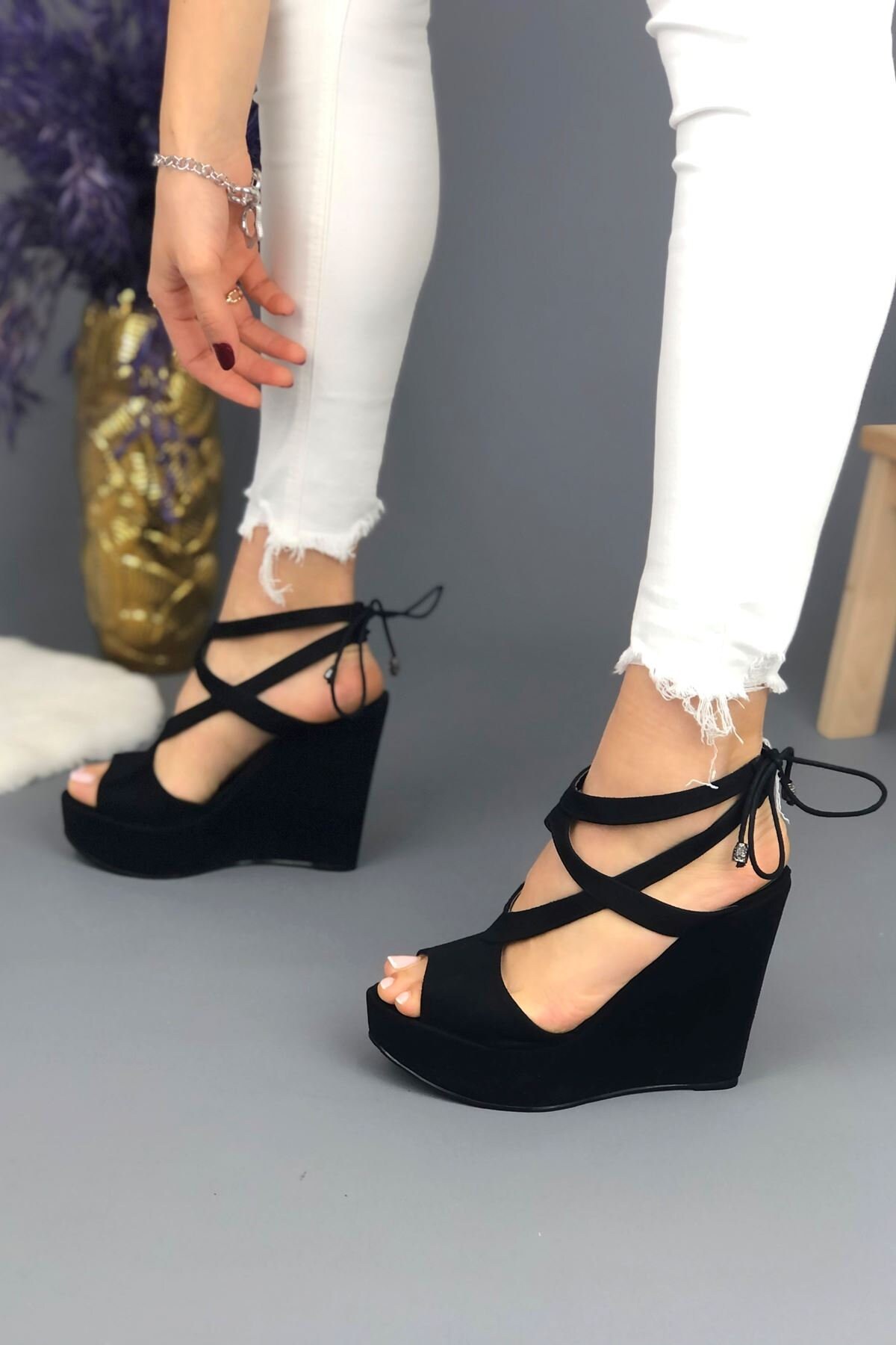 Black criss cross wedges 2025