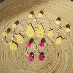 Anillos GOTA Pendientes en magenta y amarillo claro con anillos plateados