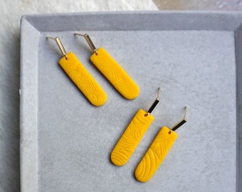 AVA  I  Strukturierte Ohrringe in gelb mit 18K vergoldetem Stecker