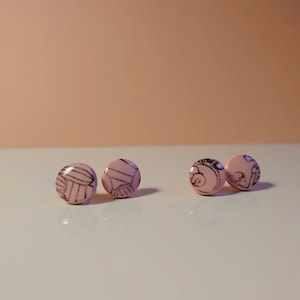 PONTO I Kleine, roséfarbene Ohrstecker mit Druck I acabado brillante I