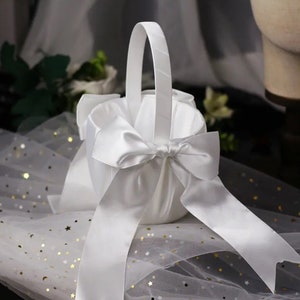 フラワーガールバスケット | 結婚式 | お祝い | ホワイト | サテン | 英国の販売者 | 花びら用パールシンプルウェディングバスケット |