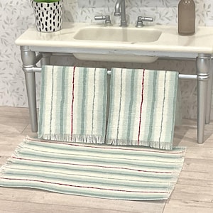Set di asciugamani e tappetini da bagno in miniatura in scala 1:16 per Lundby o Barton.
