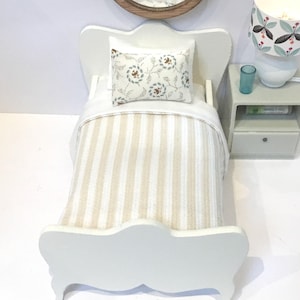 Lundby scale single bed with bedcovers and cushions pillows 16th scale