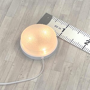 Puede incluir: Un juego de tres tazas de cerámica con un acabado mate moteado. Las tazas son de color crema, gris claro y gris oscuro. Cada taza tiene un diseño simple y minimalista y un asa redondeada.