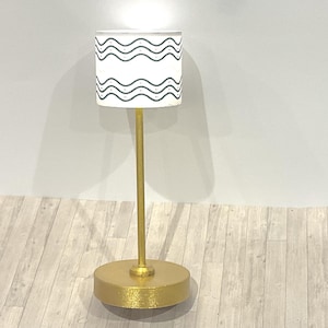 Lámpara de pie a pilas, escala 16, para casas de muñecas Lundby. ¡No requiere cableado! Pilas reemplazables.