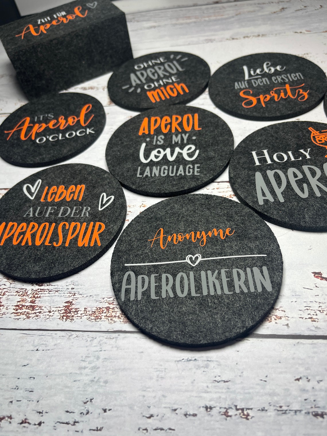 9 Stück Aperol-Untersetzer Aus Filz – Lustige Sprüche, Deko Für Aperol Spritz, Geschenk Für Aperol-Fans (ca. 10x10 Cm)