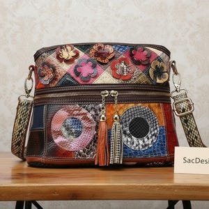 Damesschoudertas van leer met slangenprint