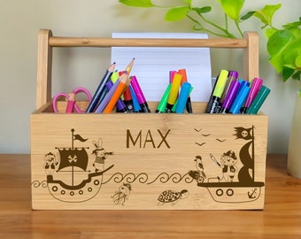 Personalisierter Stiftehalter aus Bambus Stiftebox mit Gravur Schriebtischorganizer für Kinder Geschenk zur Einschulung Piraten Holzbox