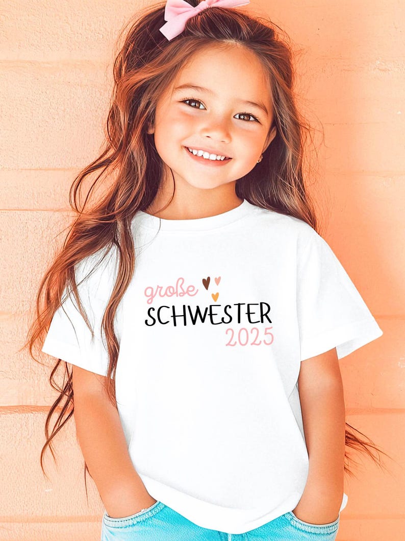 personalisiertes weißes t-shirt mit dem text große schwester 2025, mit boho herz Motiv. t-shirt zur schwangerschaft verkünden.