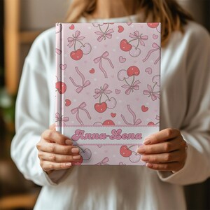 Personalisiertes Notizbuch mit Schleifen & Kirschen Geschenk für Sie Geburtstagsgeschenk Frau Planer mit Name Journal Tagebuch für Sie