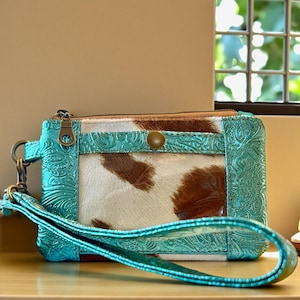 Turquoise western portemonnee met polsbandje, polsportemonnee met imitatiekoeienleer, cowgirl boho ranch-stijl