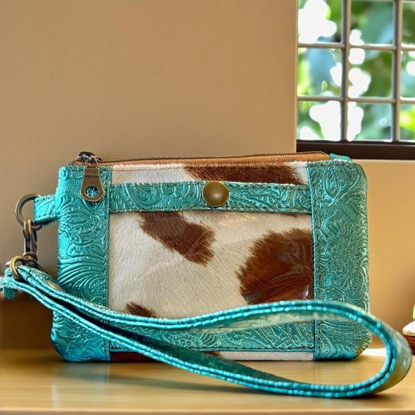 Turquoise western portemonnee met polsbandje, polsportemonnee met imitatiekoeienleer, cowgirl boho ranch-stijl