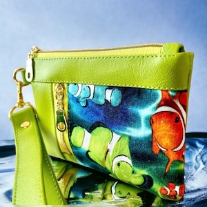 Cartera para mujer con diseño de peces tropicales, hecha a mano, de piel sintética, con correa de muñeca colorida y divertida, minibolso con cremallera, llavero de pulsera