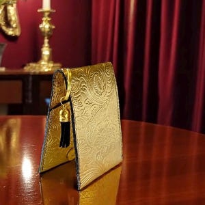 Cartera para tarjetas de piel sintética dorada, estilo western, con llavero