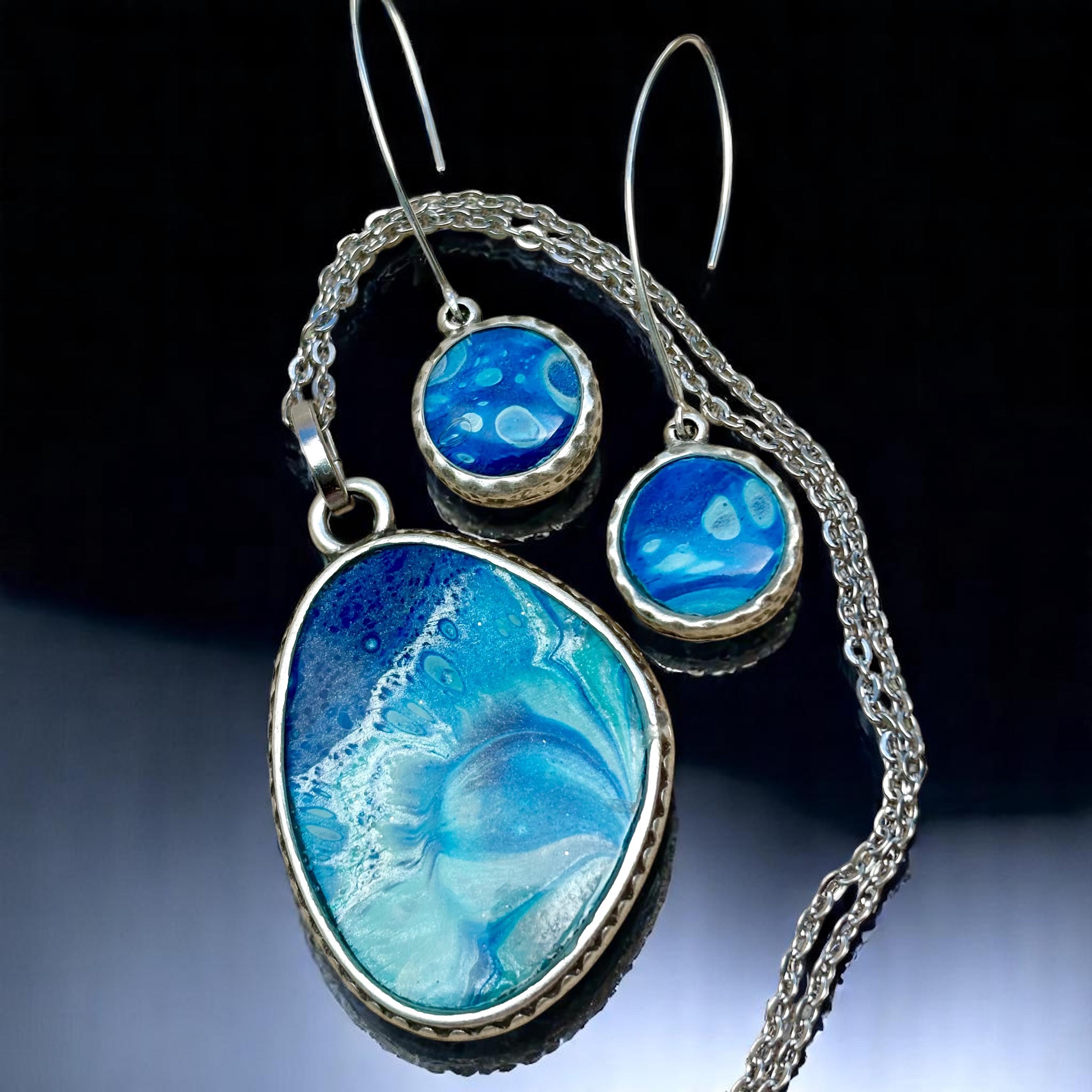 Parure De Bijoux Fantaisie - Collier + Boucles D'oreilles Argenté Et Bleu - 3 Pièces - Neuf Avec étiquettes
