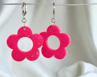 Orecchini floreali glitter rosa caldo, orecchini floreali con montatura in resina leggera, divertenti gioielli colorati