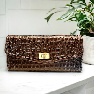 Cartera de mano para mujer de piel sintética en color marrón espresso, billetera de piel de cocodrilo sintética
