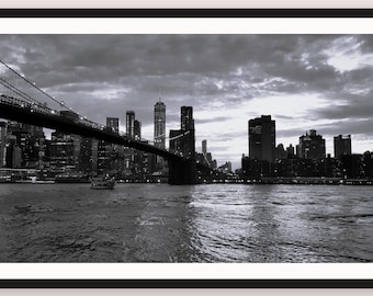 Brooklyn Bridge im Morgengrauen – Kunstdruck, Schwarz-Weiß-Fotografie aus New York, Wandbild mit Brücke aus New York zum Ausdrucken
