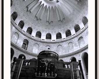 Könnte beinhalten: Ein Schwarz-Weiß-Foto des Inneren eines Kuppelbaus mit einer zentralen kreisförmigen Decke mit strahlenförmigen architektonischen Rippen, mehreren gewölbten Nischen entlang der Wände und einem zentralen Altarbereich mit einem religiösen Gemälde.