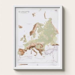 Puede incluir: Un mapa topográfico enmarcado de Europa con el texto EUROPE impreso en la parte superior. El mapa presenta un diseño en relieve con masas terrestres de color verde claro y cadenas montañosas marrones sobre un fondo blanco.