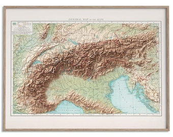 以下が含まれることがあります： 「General Map of the Alps」と題された額入りのヴィンテージ地図。茶色、緑、青の色合いで、アルプス山脈の詳細な三次元レンダリングが特徴です。フレームは明るい木の色です。
