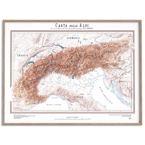Può includere: Una mappa incorniciata intitolata "Carta delle Alpi" in italiano, raffigurante la catena montuosa delle Alpi. La mappa presenta un effetto rilievo 3D con toni marroni e beige e include nomi di paesi come Francia, Italia e Austria. La mappa è racchiusa in una cornice di legno marrone chiaro.