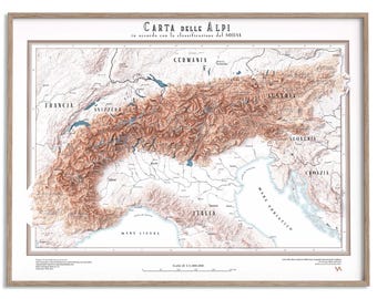 以下が含まれることがあります： イタリア語で「Carta delle Alpi」と題された額入りの地図で、アルプス山脈を描いています。 地図は茶色とベージュの色調で3Dレリーフ効果があり、フランス、イタリア、オーストリアなどの国名が含まれています。 地図は明るい茶色の木製フレームに収められています。