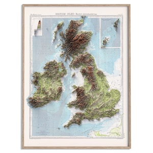 Op de afbeelding: Een ingelijste 3D-reliëfkaart getiteld British Isles-Bathy-Orographical, met verhoogd topografisch terrein in bruine en groene tinten tegen een lichtblauwe oceaanachtergrond. De kaart bevat een legenda, rasterlijnen en een inzetkaart.