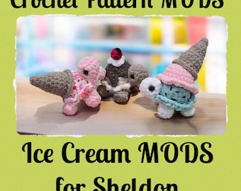 Puede incluir: Tres figuras de tortugas de ganchillo, cada una adornada con sombreros de cono de helado. Las tortugas son en tonos de rosa, marrón y azul, con acentos blancos y grises. La imagen incluye el texto "Crochet Pattern MODS" y "Ice Cream MODS for Sheldon."