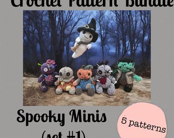 Puede incluir: Un paquete de patrones de crochet con Spooky Minis. La imagen muestra figuras de amigurumi hechas a mano, incluyendo un fantasma, el monstruo de Frankenstein y otros personajes temáticos de Halloween. El texto dice "Crochet Pattern Bundle" y "Spooky Minis (set #1)".