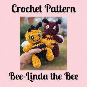 Könnte beinhalten: Zwei gehäkelte Bienen aus Plüsch, eine gelb und schwarz, die andere weinrot und braun, mit weißen Flügeln. Der Text "Crochet Pattern" und "Bee-Linda the Bee" wird in schwarzer Schrift auf rosa Hintergrund angezeigt.
