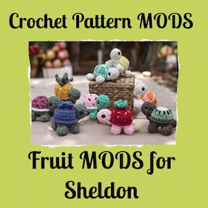 Pode incluir: MODS de padrão de crochê: MODS de frutas para Sheldon. Uma coleção de brinquedos amigurumi de tartaruga de crochê com diferentes designs de frutas, incluindo abacaxi, melancia, morango e kiwi.