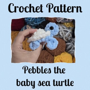 Puede incluir: Una tortuga marina bebé de ganchillo en azul claro y blanco. La tortuga tiene un caparazón y un cuerpo texturizados. El texto "Crochet Pattern" y "Pebbles the baby sea turtle" se muestran en negro.