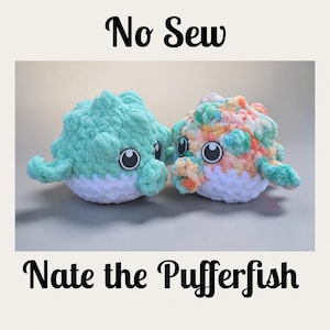 Puede incluir: Dos peluches de pez globo hechos a mano y sin costuras. Uno es de color verde azulado claro, el otro es multicolor con naranja, amarillo y verde azulado. Ambos tienen ojos grandes y redondos y vientres blancos. Se muestra el texto "No Sew" y "Nate the Pufferfish".